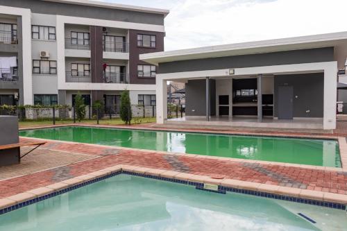 una piscina frente a un edificio en Alpha303 en Gaborone