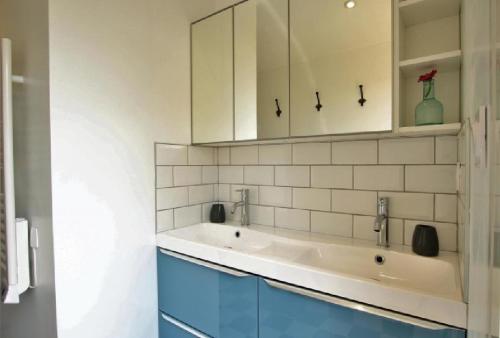a bathroom with a sink and a mirror at Le Chalet, les pieds dans l'eau in Asnelles