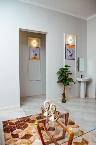 salon ze szklanym stołem i rośliną w obiekcie Mine Apartment w mieście Dar es Salaam
