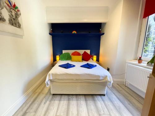 sypialnia z łóżkiem z niebieskim zagłówkiem w obiekcie Recently Refurbished Two Bedroom Apartment, Central Location! w Glasgow