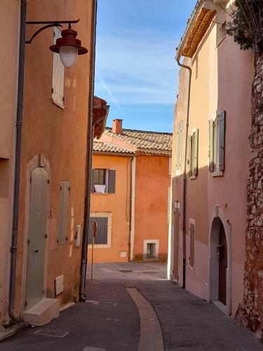 ルシヨンにあるL'atelier au coeur du villageの二棟路地