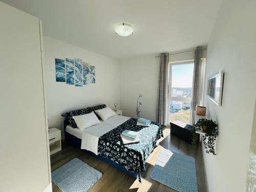 Habitación pequeña con cama y ventana en Apartments Lorella, en Pula