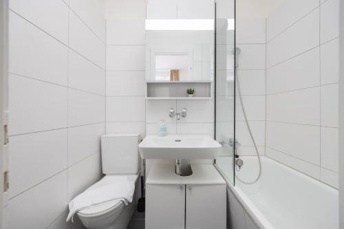 Koupelna v ubytování Urban Oasis with Queen Bed and View BE-48