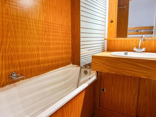 une salle de bain avec une baignoire et un lavabo dans l'établissement Studio confortable Proche des pistes Casier à ski - FR-1-425-79, à Flaine