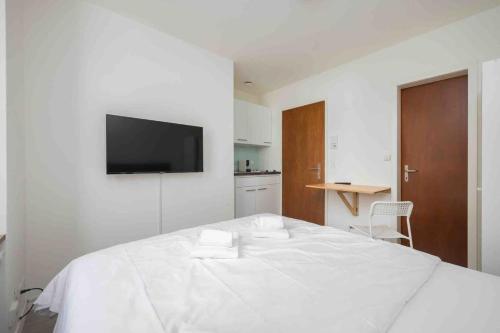 Urban Oasis with Queen Bed and View BE-12