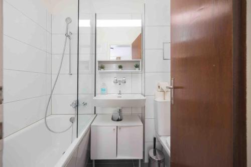 Urban Oasis with Queen Bed and View BE-12