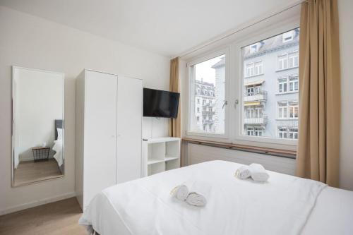 Postel nebo postele na pokoji v ubytování Urban Oasis with Queen Bed and View BE-23