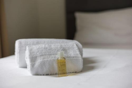 Postel nebo postele na pokoji v ubytování Urban Oasis with Queen Bed and View BE-23