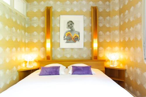 - une chambre avec un lit et 2 oreillers violets dans l'établissement Chartreuse du Parc - Appartement 2 chambres avec Parking - Caudéran, à Bordeaux