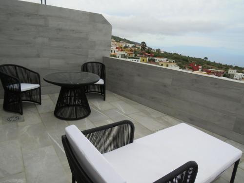 a table and chairs on a balcony with a view at Lua Hotel Boutique in El Pinar del Hierro
