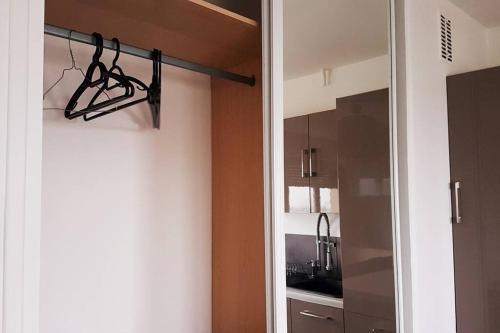 - une porte menant à une cuisine avec un porte-serviettes dans l'établissement SW - Olympic Games Property Paris Bourget, au Bourget