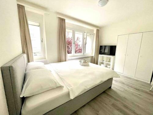 Postel nebo postele na pokoji v ubytování Urban Oasis with Queen Bed and View BE-14