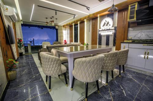 a dining room with a table and chairs at Piccolo Mondo Boutique Hotel in Cairo