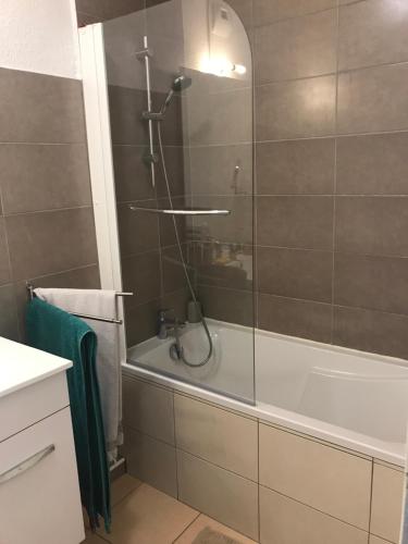 une salle de bain avec douche et baignoire dans l'établissement Salines de Giens, à Hyères