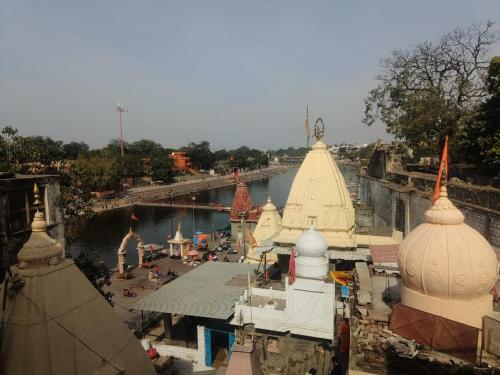 widok na grupę budynków i zbiornik wodny w obiekcie Kailash kuti Guest House w mieście Ujjain