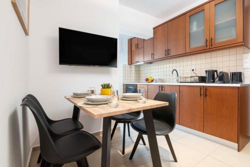 Cozy Central Stay - 3 min Walk to Beach & Town - I