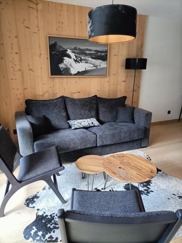 un salon avec un canapé et une table dans l'établissement A cosy nest at the foot of the slopes, à Saint-Chaffrey