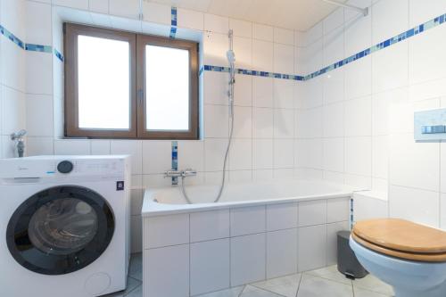 Ένα μπάνιο στο Naturnahe Unterkunft/Monteurwohnung im schönen Stadecken-Elsheim