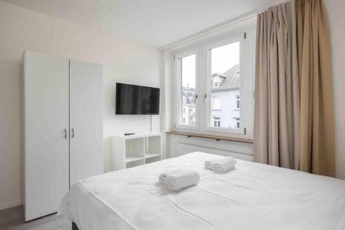 Postel nebo postele na pokoji v ubytování Urban Oasis with Queen Bed and View BE-43