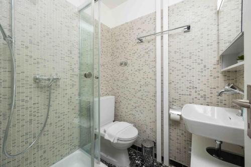 Koupelna v ubytování Urban Oasis with Queen Bed and View BE-43