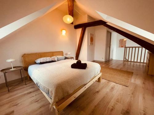een slaapkamer met een groot bed op zolder bij Le cocon de Nicolas - 287 in Rouen