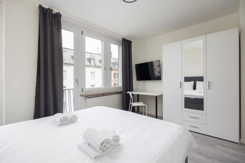 Urban Oasis with Queen Bed and View BE-24