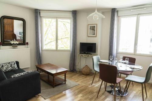 Queyries -2 chambres Parking Ascenseur Balcon Rive Droite