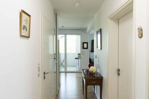 un pasillo con una mesa y una puerta a una habitación en Queyries - Appartement 2 chambres avec Parking, en Burdeos