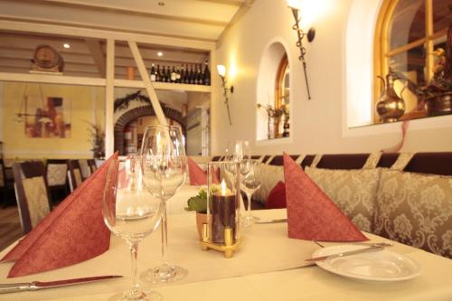 a table in a restaurant with wine glasses on it at Fetzers Landhotel in Ingelheim am Rhein