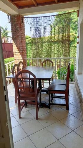 patio ze stołem i krzesłami na ganku w obiekcie COLIBRI VILLA 3 ROOMS w mieście Gisenyi