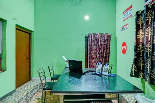 Zimmer mit einem Tisch und einem Laptop darauf in der Unterkunft Hotel Sourya Residency in Jamshedpur