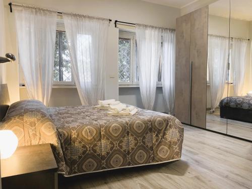 1 dormitorio con cama y espejo grande en Station House en Lido di Ostia