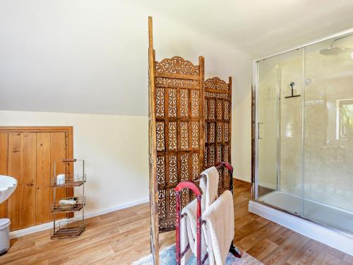 een badkamer met een douche en een handdoekenrek bij 2 bed property in Cleobury Mortimer 90642 in Hopton Wafers