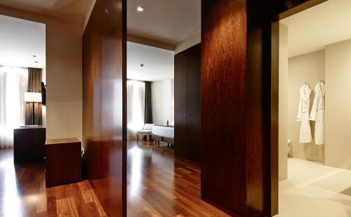 a room with a hallway with a dressing room at Carris Cardenal Quevedo in Ourense
