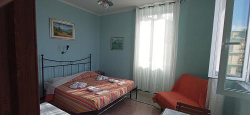 ein Schlafzimmer mit einem Bett, einem Stuhl und einem Fenster in der Unterkunft Au Cavettu B&B in Varraze