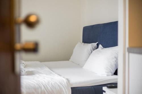 Postel nebo postele na pokoji v ubytování Urban Oasis with Queen Bed and View BE-39