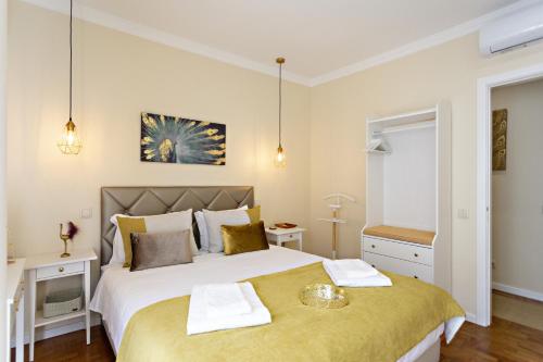 a bedroom with a large bed with two towels on it at Blue Peacock in Faro