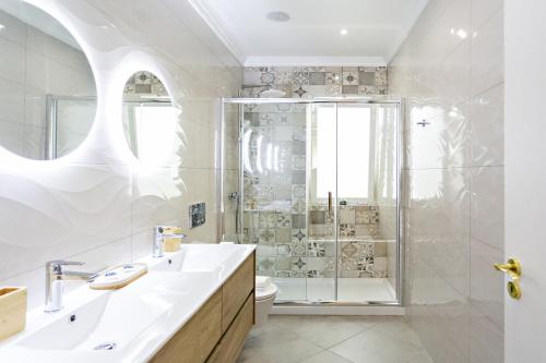 a bathroom with a shower and a sink at Blue Peacock in Faro