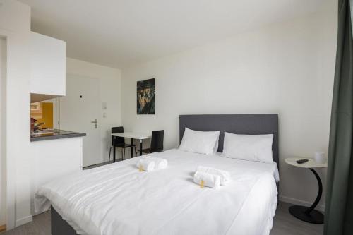 Postel nebo postele na pokoji v ubytování Downtown Deluxe Studio with Queen Bed BE-55
