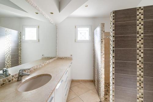 uma casa de banho com 2 lavatórios e um espelho grande em Sunny Dreams : villa de plain-pied, vue mer em La Ciotat