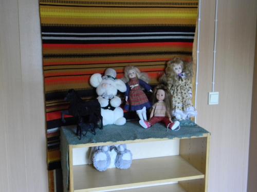 un grupo de muñecas sentadas en un estante en Former Hotel Restaurant Kannonkrouvi en Kannonkoski