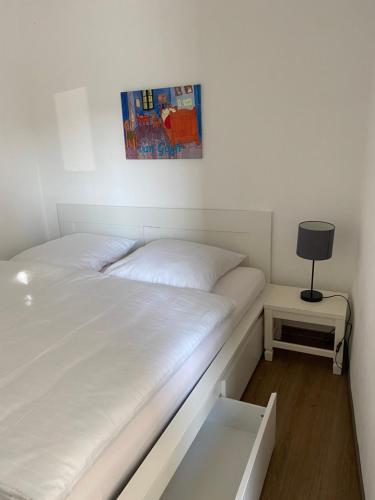 Un dormitorio con dos camas y una lámpara sobre una mesa. en Ferienwohnung zentral an der Moselpromenade, en Zell an der Mosel