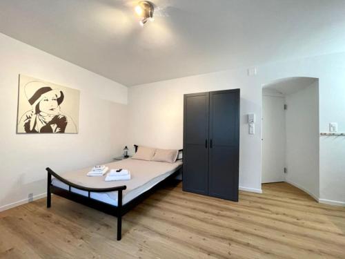 um quarto com uma cama e um armário em Heart of Zurich Modern Studio HG14 em Zurique