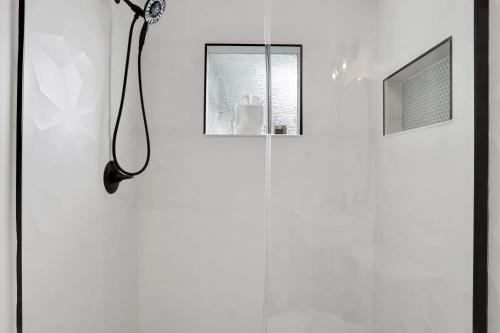 uma cabina de duche na casa de banho com um chuveiro em The Palmetto Paradise em Saint Augustine