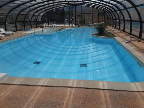 Kolam renang di atau dekat dengan Riva Bella chez Caraphou
