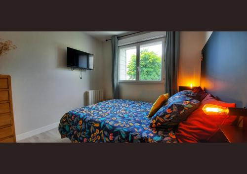 een slaapkamer met een bed en een raam bij Le3BisMyosotis in Massy