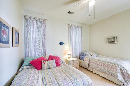 Postel nebo postele na pokoji v ubytování Sunset Beach Condo with Balcony, 5 Mi to the Ocean!