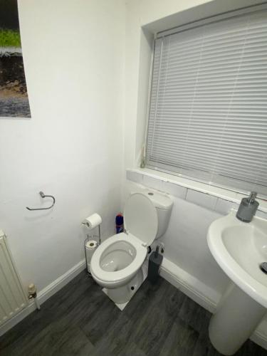 Bathroom sa Luxurious Suite: Nottingham Room
