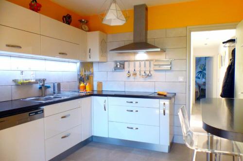 une cuisine avec des armoires blanches et un évier dans l'établissement Nice house with private pool, à Sanary-sur-Mer