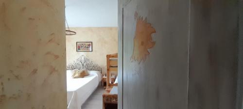 a room with a bedroom with a bed and a door at SOL Y LUNA B&B in Aviatico